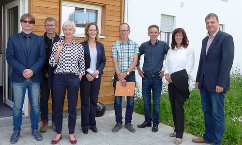 Machten sich einen Eindruck der Modellhäuser vor Ort: v. l.: Claus Pahlitzsch (Amt Bauen und Planen, Landkreis Wofenbüttel), Herr Becker (Techn. Gewerke: Heizung, Lüftung, Sanitär, Elektro), Land-rätin Christiana Steinbrügge, Dagmar Brick (Bürogemeinschaft Brick & Sellge GbR Architektur), Thomas Schaaf (Gemeinde Cremlingen), Björn Sellge (Bürogemeinschaft Brick & Sellge GbR Architek-tur), Marlies Pessel (Gemeinde Cremlingen), Detlef Kaatz (Bürgermeister Gemeinde Cremlingen). Foto: Gemeinde Cremlingen