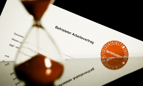 Die Uhr läuft: Befristete Jobs sind gerade unter Berufsstartern verbreitet. Das soll sich ändern, fordert die IG BAU. Foto: IG BAU
