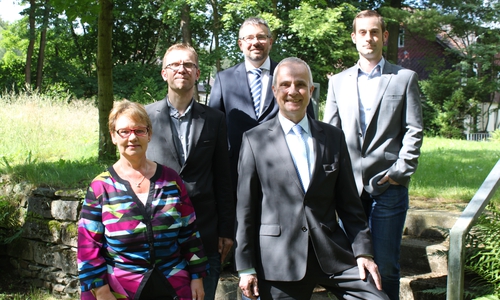 Kirsten Bittner (Heimleiterin der Theresienhof Goslar GmbH), Mark Wilke (Abteilungsleitung Neuerkeröder Qualifizierungsbetriebe), Frank Dreßler (Leiter des Fachbereichs für Jugend, Familie und Soziales beim LK Goslar), Landrat Thomas Brych und Angelo Nobile (Standortleitung der Neuerkeröder Qualifizierungsbetriebe Braunschweig-Goslar) (von links) freuen sich, dass die harte Arbeit der vergangenen Monate von Erfolg gekrönt ist, und Fördermittel des Landes in ein wichtiges Projekt der Gesundheitsregion Goslar fließen. Foto: Landkreis Goslar
