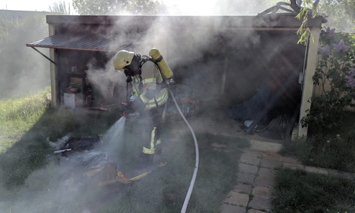 Im Helmstedter Bruchweg kam es am frühen Abend zu einem Garagenbrand. Foto: Feuerwehr Helmstedt