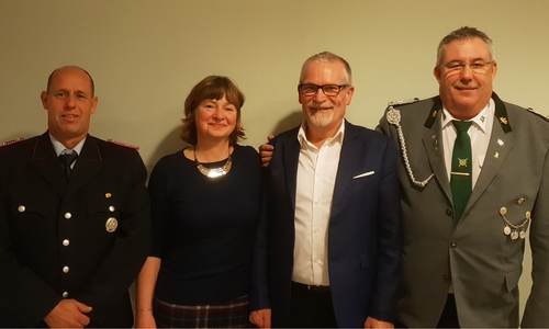 Ortsbrandmeister der Freiwilligen Feuerwehr Dorstadt Klaus-Rüdiger Peik, Lebensgefährtin Anette Müller, Jubilar Holger Loest und 1. Vorsitzender des Schützenverein Dorstadt Wilfried Schwokowski. Foto: privat