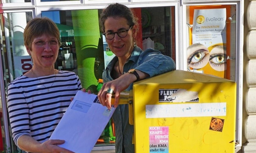 Renate Senftleben und Ulrike Carls vom Verein Werkstatt Solidarische Welt e. V. warfen einen Brief mit 210 Unterschriften in den Briefkasten vor dem Weltladen Wolfenbüttel. Er geht an Victor Perli, MdB. Foto: Werkstatt Solidarische Welt e. V.
