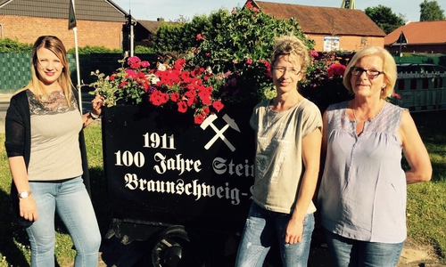v.l.: Die Inhaberin der Blumenstube Tina Schräder mit ihren
Mitarbeiterinnen Claudia Hartmann und Veronika Tietz vor einer der bepflanzten Loren. Foto: Samtgemeinde Grasleben