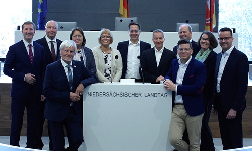 Die FDP-Fraktion im neuen Plenarsaal: Jan-Christoph Oetjen, Jörg Bode, Horst Kortlang, Hillgriet Eilers, Sylvia Bruns, Stefan Birkner, Marco Genthe, Hermann Grupe, Björn Försterling, Susanne Schütz, Christian Grascha (v. li.). Foto: FDP