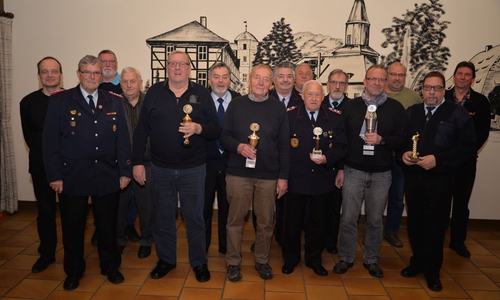 Teilnehmer des Gästeschießens mit den Pokalsiegern (vordere Reihe v.r.) Thomas Karwehl, Jörg Moser, Georg Schreiber, Peter Klose und Theodor Lehning. Foto: Feuerwehr Fallersleben