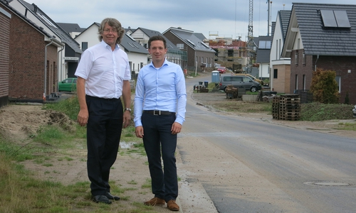 Hans-Georg Bachmann und Falko Mohrs wollen sich dafür einsetzen, dass die Bewohner des Neubaugebietes Hasenmorgen noch vor dem Winter eine provisorische Straßenbeleuchtung bekommen. Foto: SPD