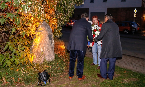 Sabine Resch-Hoppstock (Bündnis gegen Rechtsextremismus), Bürgermeister Thomas Pink und Bundestagsabgeordneter Sigmar Gabriel legten im Anschluss einen Kranz am Gedenkstein nieder. Fotos: Stadt Wolfenbüttel