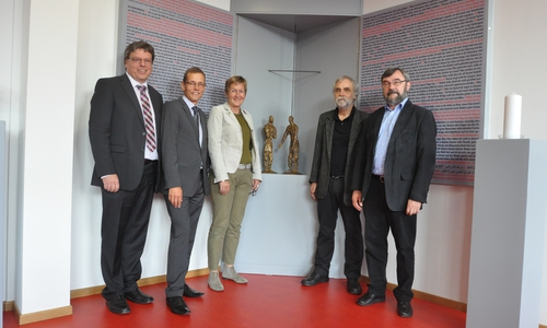 Pastor Hans-Peter Daub (von links), Schulleiter Harald Röleke,
Dekanin der Ostfalia-Fakultät Soziale Arbeit Sabine Brombach, Künstler
Peter Marggraf und Geschäftsführer des Diakonie-Kolleges Manfred
Marquardt vor dem neuen Flügel-Altar. Foto: Diakonie-Kolleg 