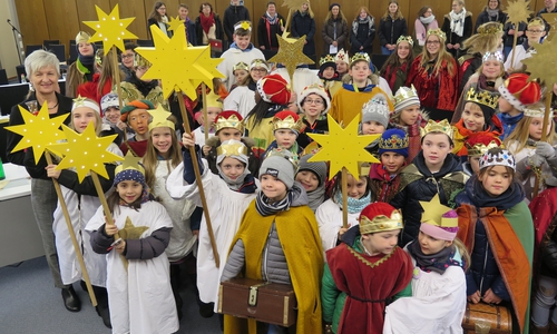 Singen und Spenden sammeln für Kinder auf der Welt: Die Sternsinger besuchten auch die Landrätin Christiana Steinbrügge in der Landkreis-Verwaltung. Foto: Landkreis Wolfenbüttel