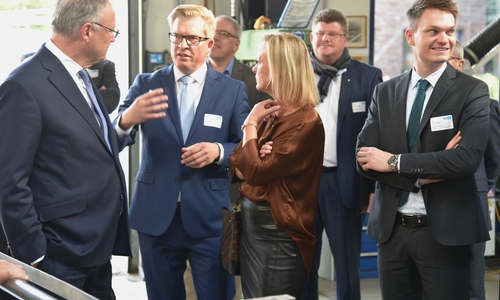 Ministerpräsident Stephan Weil, WWL-Geschäftsführer Ralf Johannes, Landtagsabgeordnete Dunja Kreiser und der Stellvertretender WWL-Verbandsvorsteher Claas Merfort. Foto: Wasserverband Weddel-Lehre
