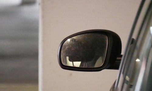 Die 83-Jährige beschädigte den Außenspiegel eines abgestellten Fahrzeuges und brachte dies zur Anzeige. Als die Beamten sich das ansehen wollten, war das beschädigte Fahrzeug bereits verschwunden. Symbolfoto: Alexander Panknin
