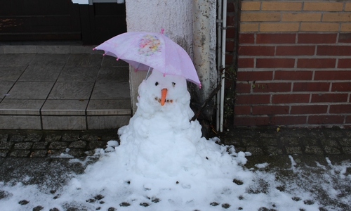Ein kleiner Schneemann begrüßt den Advent. Morgen könnte er schon geschmolzen sein, denn es soll wieder wärmer werden.  Fotos: Frederick Becker, Video: aktuell24.de (kr)