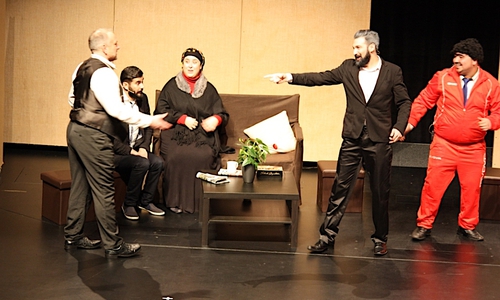 Im Mittelpunkt des Abends steht die Aufführung des Stücks "Öztürks III - Die Traumhochzeit". Foto: Theater halber apfel
