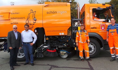 v.l.: Bürgermeister Henry Bäsecke, Eigenbetriebsleiter Aygün Erarslan sowie die Betriebshofmitarbeiter Walter Ihly, Jens Lübbecke und Vorarbeiter Günter Heine nahmen vor kurzem die neue Kehrmaschine in Betrieb. Foto: Stadt Schöningen