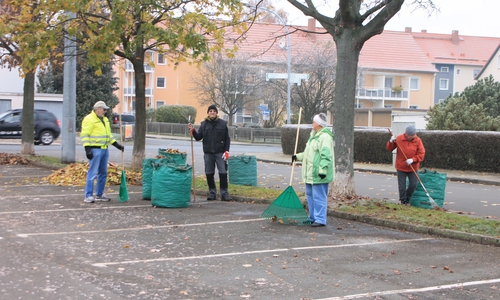 Laubentfernung auf dem angrenzenden Parkplatz des Freibads Schladen. Foto: Privat



Still ruht der See