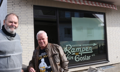 Fritz Holzbach und Peter König vor dem Gebäude, in dem ein Inklusiv-Treff entstehen soll. Fotos: Anke Donner