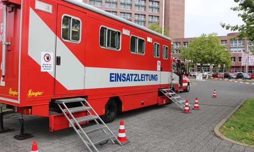Ministerpräsident Stephan Weil will die Plätze in den Landesaufnahmebehörden erhöhen. Bis zum Jahresende sollen 15.000 Plätze entstehen. Am Sonntag waren 900 Asylbewerber in Braunschweig angekommen. Ein Kraftakt für die Helfer. Foto: Robert Braumann