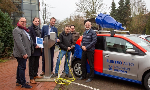 Die Wallbox der Stadtwerke Gifhorn wurde heute auf dem Parkplatz der BBS II eingeweiht. Foto: Cagla Canidar/KURT Media