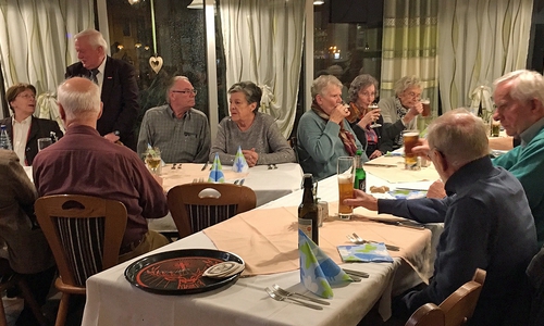 Heinz Bottke gestaltete den zweiten Neujahrsempfang des ADAC Ortsclubs Helmstedt. Beim Sektempfang wurde auch auf Sekt verzichtet – dann gab es Orangensaft. Foto: Achim Klaffehn, Verkehrsreferent

