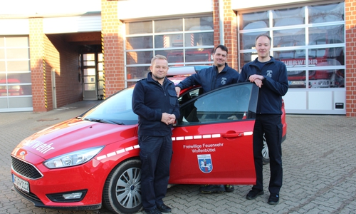 Stadtbrandmeister Olaf Glaeske, Brandmeister vom Dienst Sven Dost und Pressesprecher Tobias Stein (v. li.). Fotos und Video: Alexander Dontscheff