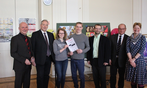 Urkundenübergabe der Auszeichnung "Schule ohne Rassimus - Schule mit Courage". Foto: Max Förster