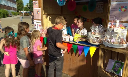 Der Jahrmarktplatz lockte mit verschiedenen Buden. Fotos: IGS Schöppenstedt