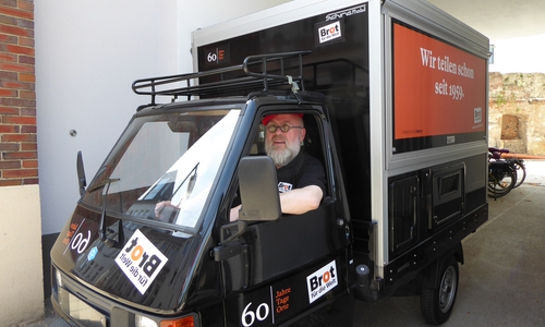 Uwe Becker bereitet sich schon einmal auf den Start der Tour im Mini-Transporter vor. Foto: Ev.-luth. Kirchenkreis Peine