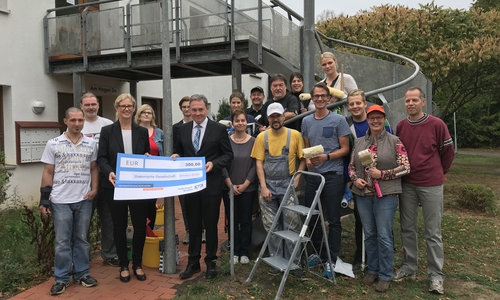 Thomas Fast, Leiter der Direktion Gifhorn bei der Volksbank BraWo, übergibt den Scheck an Sandra Brünger (links), Regionalleiterin der Diakonischen Gesellschaft Wohnen und Beraten, und Jessica Müller-Fließwasser (Mitte), Heimleitung stationäre Wohnungslosenhilfe der DWB. Fotos: Volksbank BraWo
