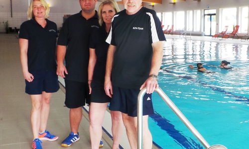 Das Team des Badezentrums freut sich auf das inzwischen 4. Candle-Light- Schwimmen: (v.li.) Lydia Dreyzehner, Simon Lutz, Anka Zehe, Bernd Maushake. Foto: Badezentrum