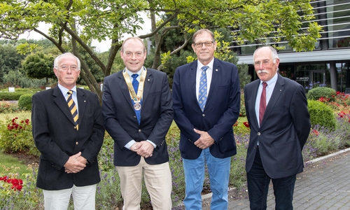 Helmut Jablonowski, Christian Burgdorf, Manfred Mazen und Hans Symens am Hotel am See (v. li.). Foto: Rudolf Karliczek
