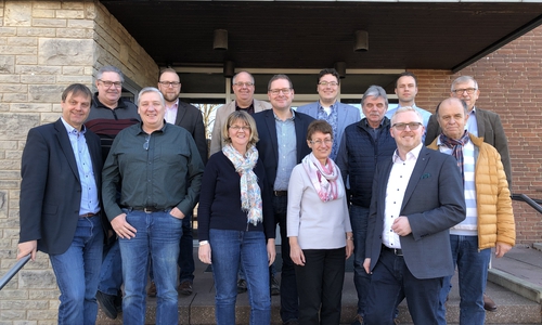 Dies SPD-Kreistagsfraktion besuchte Cremlingens Bürgermeister Detlef Kaatz (links). Mit dabei (von links): Bernfried Keye, Oliver Ganzauer, Julian Märtens, Katrin Brandes, Michael Hausmann, Marcus Bosse MdL, Ruth Naumann, Lennie Meyn, Reinhard Deitmar, Falk Hensel, Dennis Berger, Harald Koch und Joachim Eichenlaub. Foto: SPD