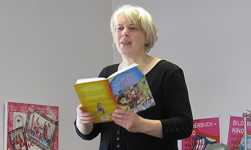 Julia Ginsbach brachte ihren Bestseller „Tafiti“ mit. Foto: Stadt Wolfenbüttel