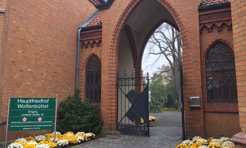 Die Veranstaltung findet auf dem Wolfenbütteler Hauptfriedhof statt. Archivbild
