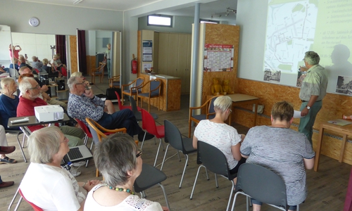AWO-Ortsvereins-Vorstandsmitglied Rudi Fricke bei den Altstadtfestumzugserläuterungen vor den aktiv zuhörenden AWO-Mitwirkenden im „C 83“. Foto: Resch-Hoppstock