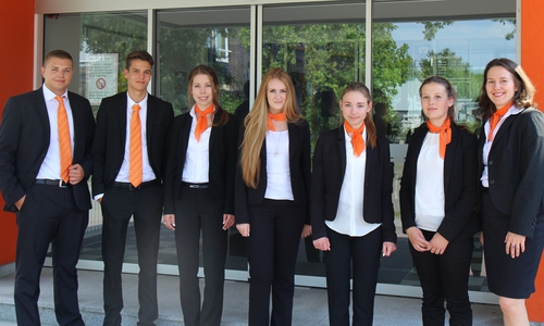 Personalleiterin Isabell Rühle (rechts) mit den sechs neuen Auszubildenden (von links) Alexander Weber, Pascal Schmid, Nina Heine, Katharina Kunze, Kim Möhle und Melina Guebbas. Foto: Volksbank WF-SZ