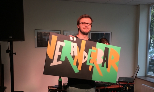 Endlich ist ein Name gefunden. Kai Baltzer von der ehrenamtlichen Projektgruppe präsentiert ihn stolz. Foto: Veränder.Bar