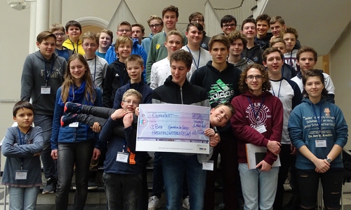 Die Schüler freuten sich über einen Scheck für den 3. Platz. Foto: Schule