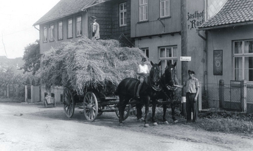 Ein Ackerwagen vor dem Gasthof zur Rast. Foto: Förderkreis Heimathaus Alte Mühle Schladen e.V.