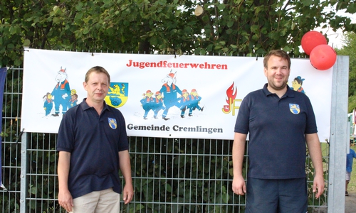 Gemeindejugendfeuerwehrwart Reiner Lemm und Stellvertreter Daniel Spielmann heißen die Besucher zum Tag der offenen Tür willkommen. Foto: Max Förster