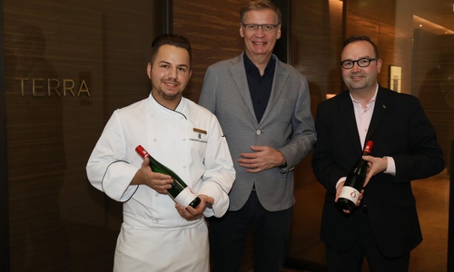 Oskar Majewski, stellvertretender Küchenchef des Restaurants Terra, Günther Jauch, Besitzer des Weingutes von Othegraven und Marcus Scharon, Director of Operations The Ritz-Carlton, Wolfsburg. Foto: Matthias_Leitzke /RC