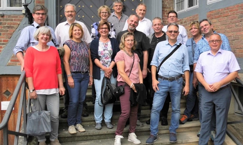 Zum Auftakt des Treffens versammelten sich die ehemaligen Mitschülerinnen und Mitschüler auf der Rathaustreppe. Foto: Andreas Meißler