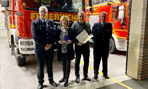 Kreisbrandmeister Uwe Fricke, Gabriele Hirsch, Holger Schlegel und der stellvertretende Ortsbrandmeister der Ortsfeuerwehr Bad Harzburg Thomas Schmalz. Foto: Feuerwehr