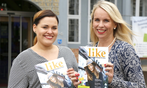 Fotografin Stephanie Celiker und City- und Veranstaltungsmanagerin Corinna Düe mit dem neuen Stadtmagazin „like“. Foto: Stadt Wolfenbüttel