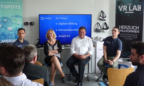 Bundesforschungsministerin Johanna Wanka und der CDU-Bundestagsabgeordnete Uwe Lagosky zu Gast bei „mobfish". Foto: Privat
