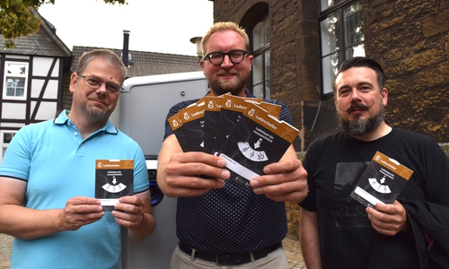 Mathias Brand, Arkadiusz Szczesniak und Giovanni Graziano präsentieren die Ladescheibe an der neuen Ladesäule vor der Kreismusikschule, die die Harz Energie als Sponsor ermöglicht hat. Foto: Stadt Goslar