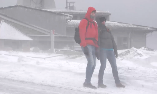 Auf dem Brocken herrscht Gefahr weggeweht zu werden. Doch es gibt auch mutige Wanderer, die den Windböen trotzen. Fotos/Video: Aktuell24