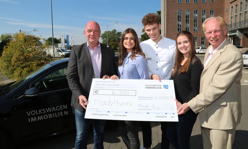 Gemeinsam mit den neuen VWI Azubis Katharina Weber, Tim Gutsmann und Lara Volling übergab VWI-Geschäftsführer Michael Leipelt den Scheck an den Vorsitzenden des Fördervereins ready4work,Bernd Osterloh. Foto: VWI
