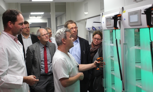Chefarzt Prof. Dr. Nils Homann (ganz links) zeigt die neuen Räumlichkeiten der Gastroenterologie. Foto:  Städtisches Klinikum Wolfsburg