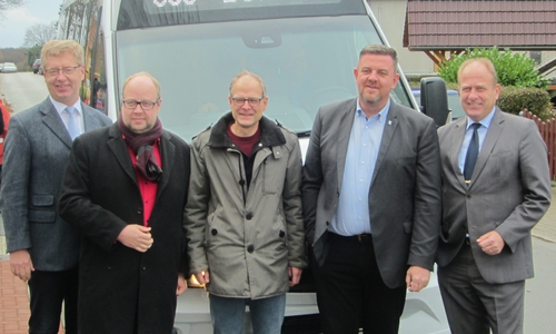 KVG-Geschäftsführer Axel Gierga, SPD-Landtagsabgeordneter Jörn Domeier, Regionalverband-Abteilungsleiter Regionalverkehr Fritz Rössig, Gemeindebürgermeister Andreas Busch und Landrat Gerhard Radeck gaben den Startschuss für die neue KVG-Buslinie 388. Foto: Kraftverkehrsgesellschaft mbH Braunschweig