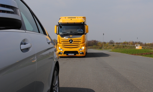 Es wurden drei Beleuchtungsabdeckungen
 von einem Lastwagen gestohlen. Foto: Marc Angerstein